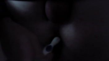 Reproducir Digitación anal con cepillo de dientes (eluna 84)