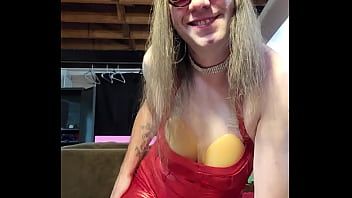 Reproducir Sissy en un vestido de vendaje rojo (video completo en rojo)