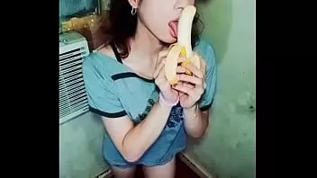 Putar Tgirl cantik berwajah amatir dani nica iha ingin makan pisang Anda dan memutuskan untuk makan yogurt krim dengan buahnya yang lezat