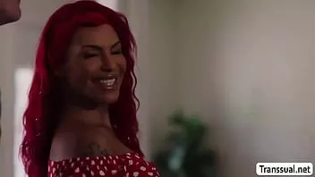 চালান তার bf ঘড়ি হিসাবে Busty রেডহেড ts foxxy বেয়ারব্যাক পায়ূ fucks