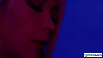 চালান Busty স্বর্ণকেশী ts aubrey কেট deepthroats বড় মোরগ এবং analed