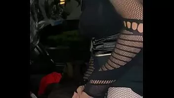 播放 Tgirl jessica Morningwood 在她的车里玩得很开心