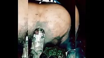 Putar Waria slutty berkubang di lumpur, meletakkan botol di pantatnya