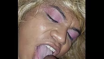 Reproducir Latina sissy femboy toma polla recta y facial