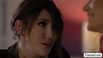 चलाएँ प्यारी tbabe ने अपनी हॉट सौतेली बहन को चोदा