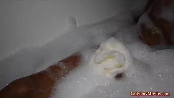 Abspielen Der dünne Ladyboy Venus nimmt ein Bad und gibt einen Blowjob