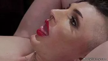 Reproducir Atado transexual anal puño y golpeado