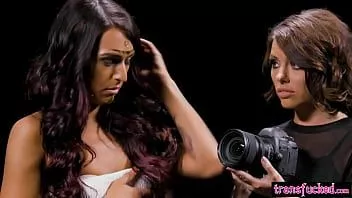 play Fotógrafo eyacula cuando su modelo transexual se la folla