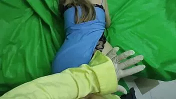 Reproduzir Peituda Milf com estilo de cachorro e gozada na buceta peluda