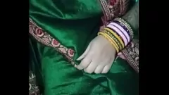 play Hot Indian Gay Crossdresser Gaurisissy en verde sari y sentirse sexy