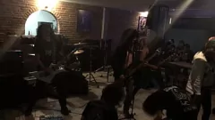 Putar Curvy Latina Shemale Ankaa mengambil grup di Gangbang Porno