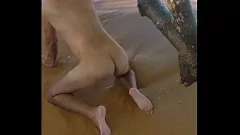 play La latina calda e sexy Latina Shemale espone il culo sulla spiaggia pubblica