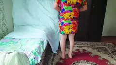 تشغيل Big-Cocked خنثي كيتي في لامعة السراويل الجلدية